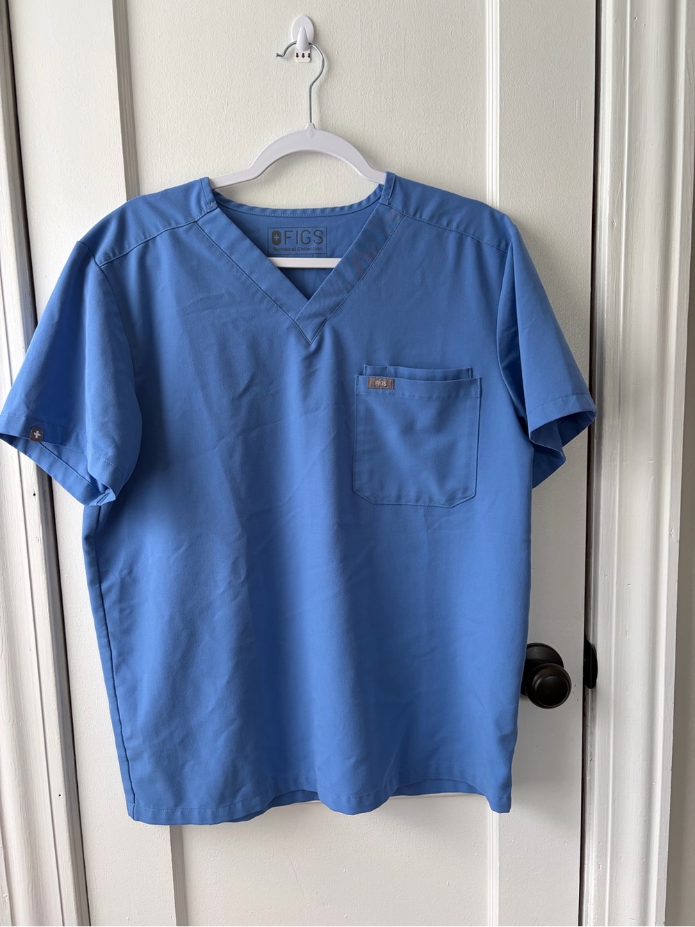 FIGS Men’s V-Neck Scrub Top - Blue
